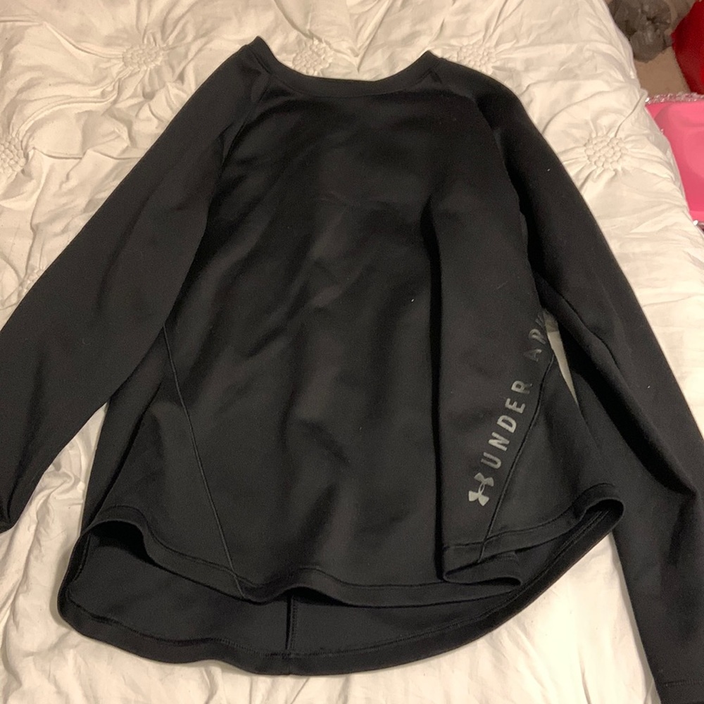 Girls Under Armor black crewneck (Can fit a women’s small)